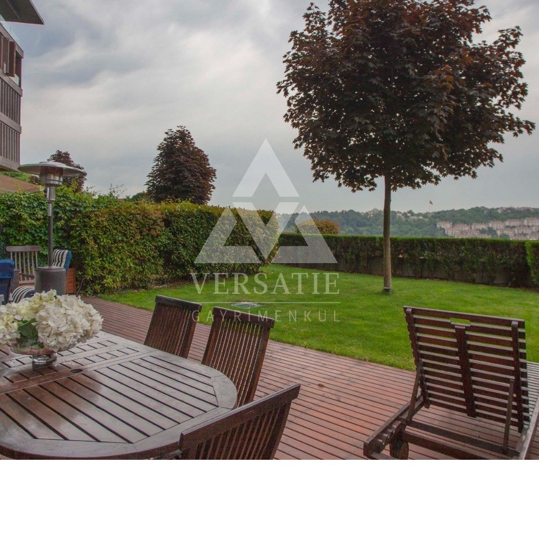 Seçkin mimarisi ve ayrıcalıklı site yaşamıyla Ulus’un en değerli konut alternatiflerinden biri olan Maksimum Evler Sitesi’nde konumlanan 6+1 bahçe dubleksi, mimar Emre Arolat imzalı ödüllü bir projede yer almaktadır.