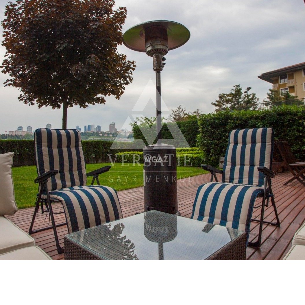 Seçkin mimarisi ve ayrıcalıklı site yaşamıyla Ulus’un en değerli konut alternatiflerinden biri olan Maksimum Evler Sitesi’nde konumlanan 6+1 bahçe dubleksi, mimar Emre Arolat imzalı ödüllü bir projede yer almaktadır.