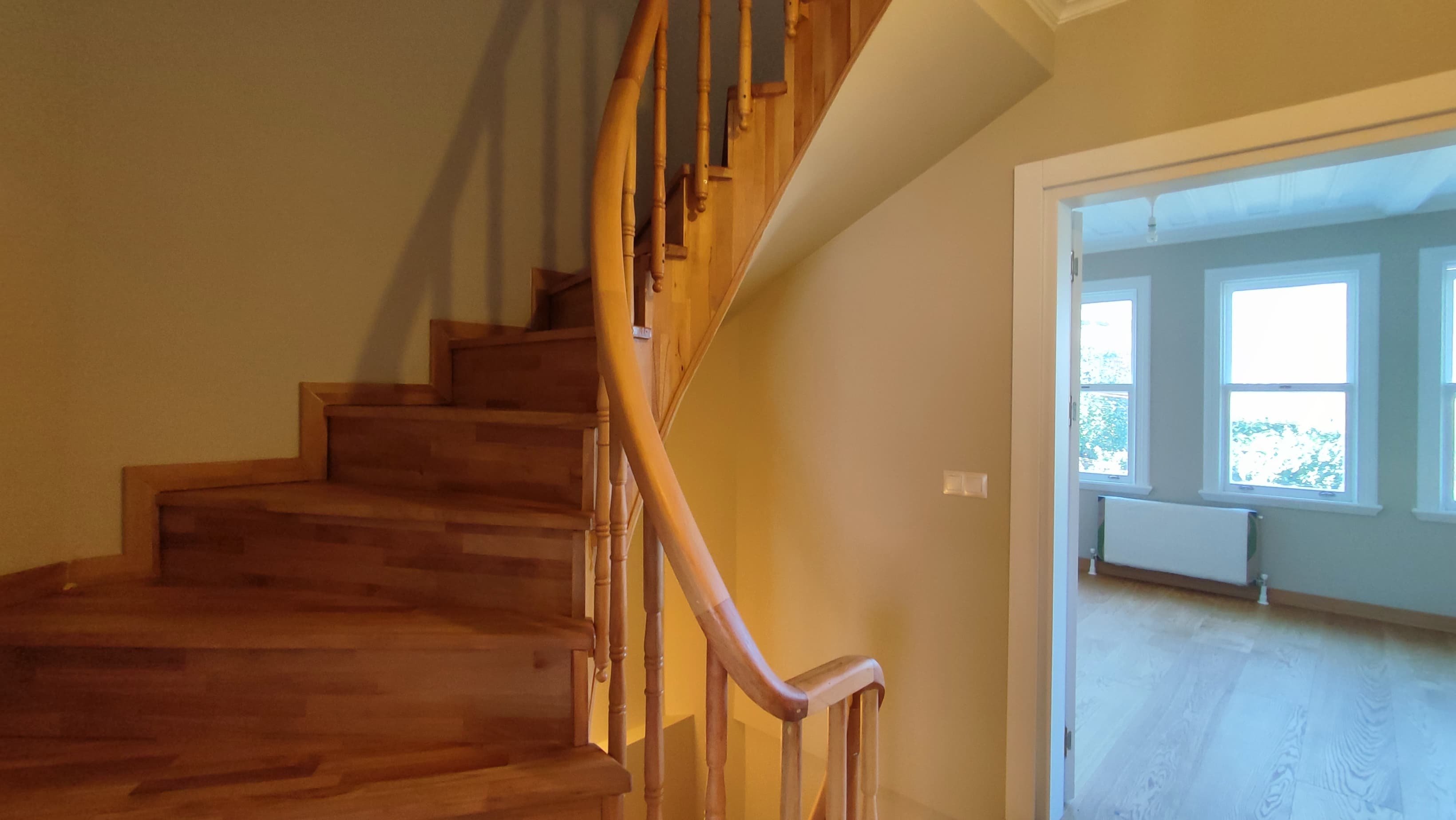 Located in Kireçburnu, one of the most prestigious neighborhoods on the Bosphorus, with its meticulously renovated interior and lush garden, preserving its historic character, it offers a living space that is both aesthetically pleasing and functional
