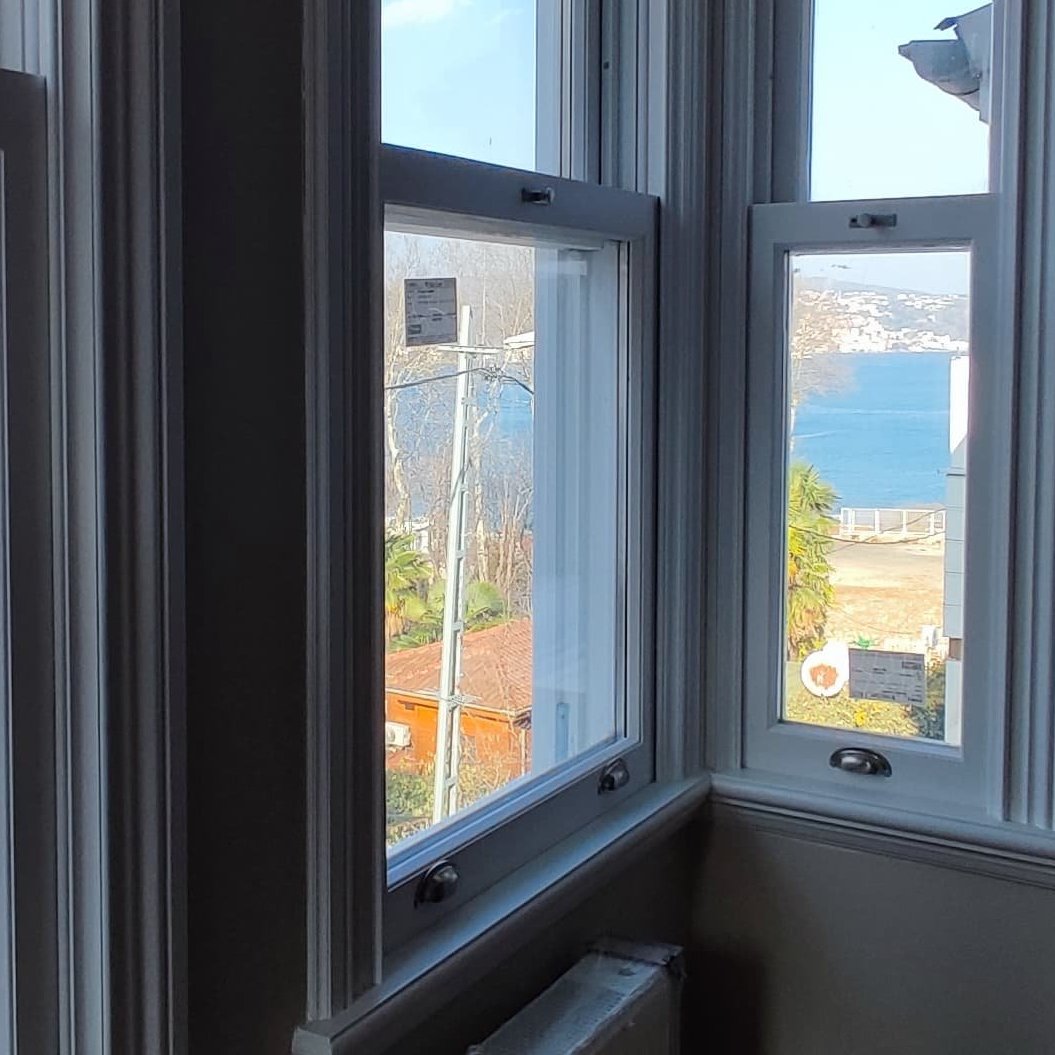 Located in Kireçburnu, one of the most prestigious neighborhoods on the Bosphorus, with its meticulously renovated interior and lush garden, preserving its historic character, it offers a living space that is both aesthetically pleasing and functional