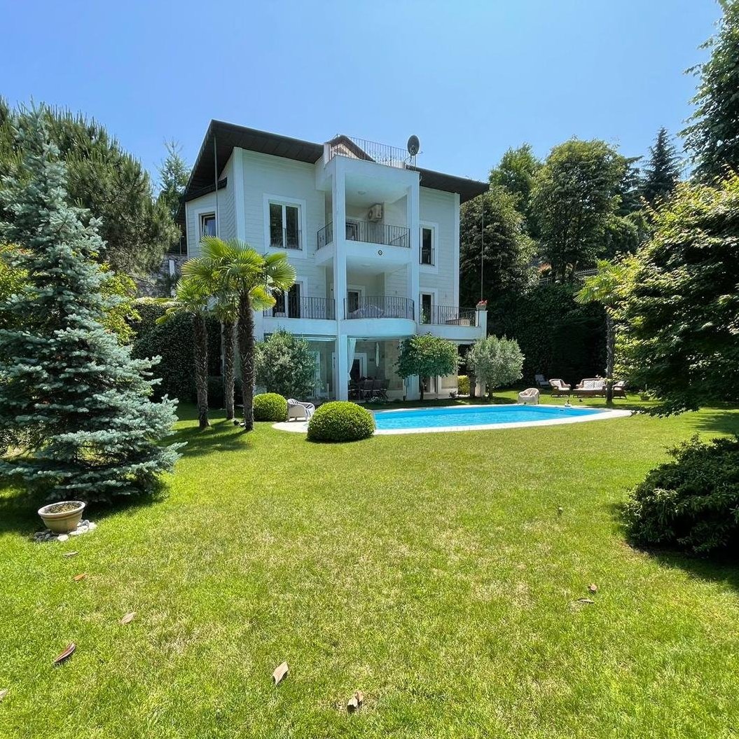 İstanbul’un en seçkin ve güvenli yaşam alanlarından biri olan Acarkent’te, yeşillikler içinde konumlanan muhteşem satılık villa