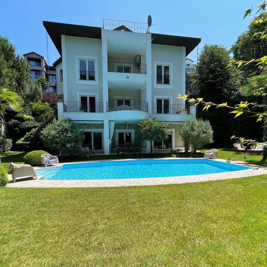 İstanbul’un en seçkin ve güvenli yaşam alanlarından biri olan Acarkent’te, yeşillikler içinde konumlanan muhteşem satılık villa