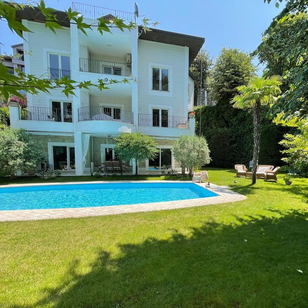 İstanbul’un en seçkin ve güvenli yaşam alanlarından biri olan Acarkent’te, yeşillikler içinde konumlanan muhteşem satılık villa