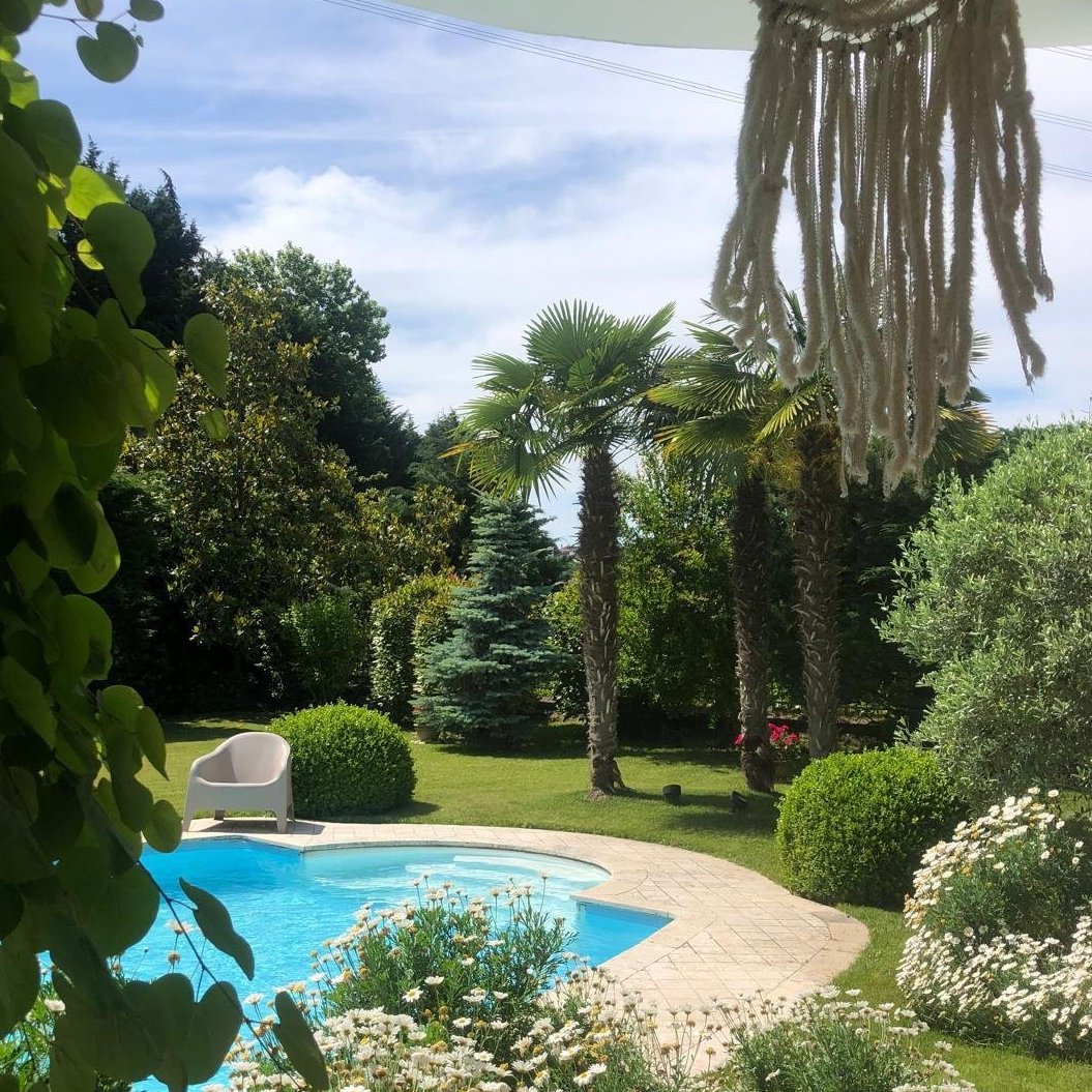 İstanbul’un en seçkin ve güvenli yaşam alanlarından biri olan Acarkent’te, yeşillikler içinde konumlanan muhteşem satılık villa