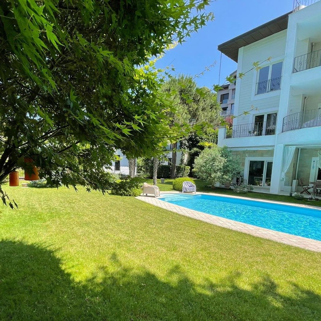 İstanbul’un en seçkin ve güvenli yaşam alanlarından biri olan Acarkent’te, yeşillikler içinde konumlanan muhteşem satılık villa
