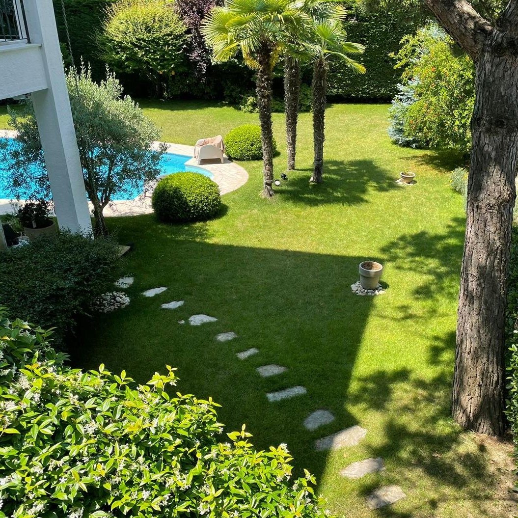 İstanbul’un en seçkin ve güvenli yaşam alanlarından biri olan Acarkent’te, yeşillikler içinde konumlanan muhteşem satılık villa
