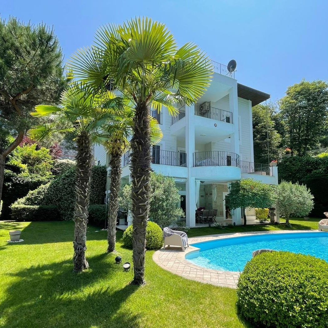 İstanbul’un en seçkin ve güvenli yaşam alanlarından biri olan Acarkent’te, yeşillikler içinde konumlanan muhteşem satılık villa