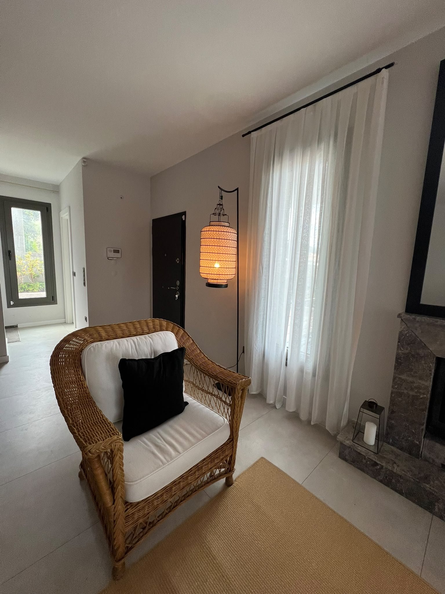 Bitez köy içine yürüme mesafesinde, özel havuzu, geniş bahçesi ve bağımsız müştemilatıyla ayrıcalıklı bir yaşam sunan satılık müstakil villa.
