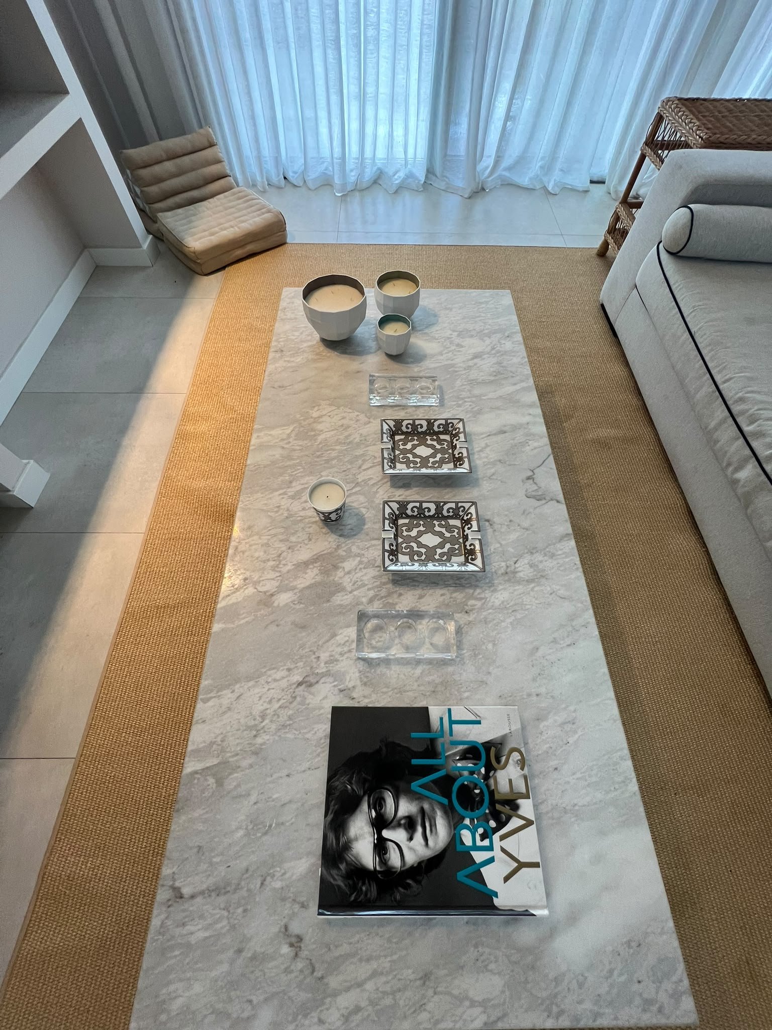 Bitez köy içine yürüme mesafesinde, özel havuzu, geniş bahçesi ve bağımsız müştemilatıyla ayrıcalıklı bir yaşam sunan satılık müstakil villa.