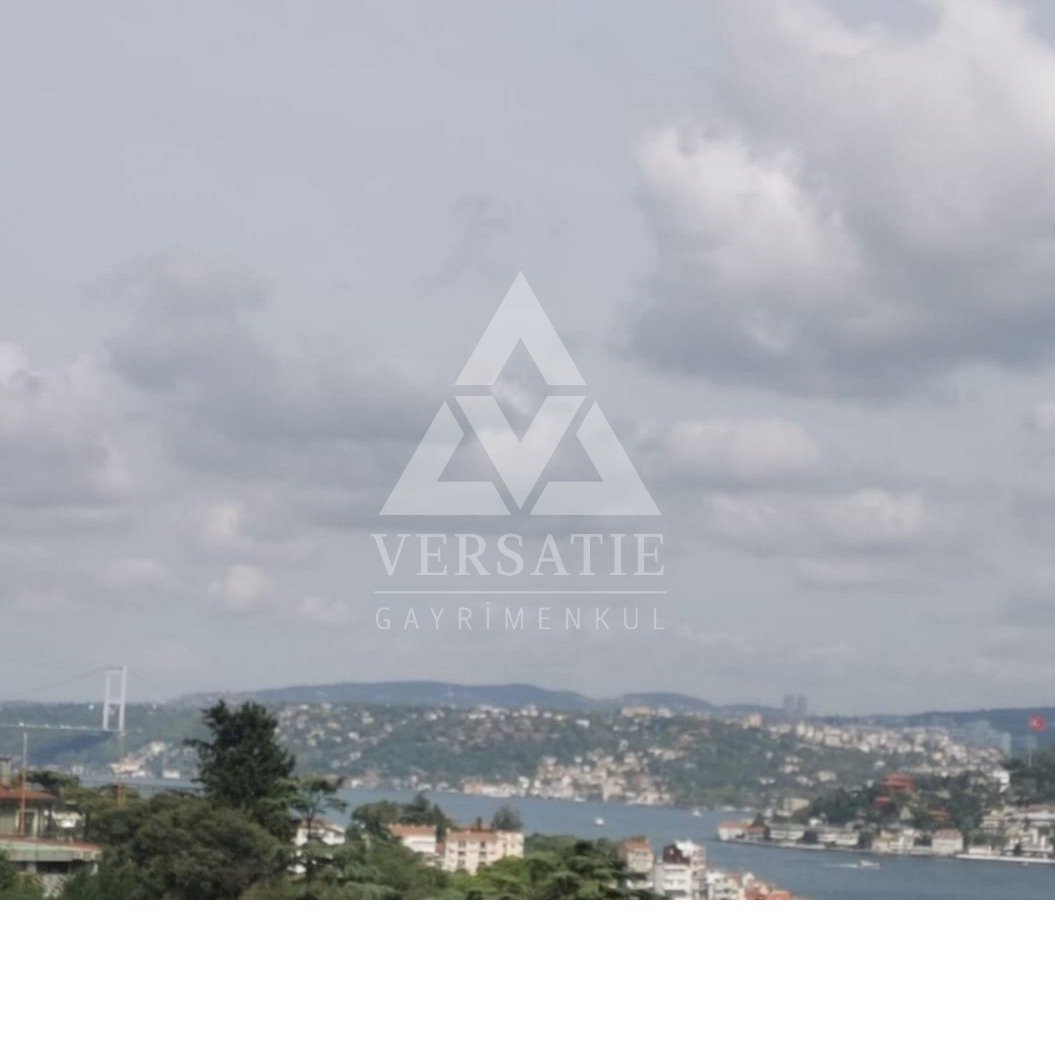 Kuruçeşme’nin en seçkin noktalarından birinde konumlanan, müstakil girişli ve Boğaz manzarasına hakim kiralık 3+1 dubleks daire.