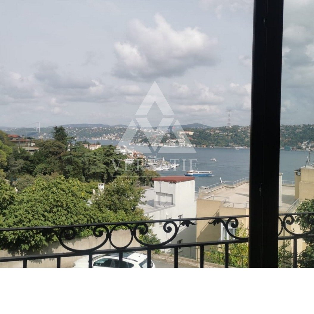 Kuruçeşme’nin en seçkin noktalarından birinde konumlanan, müstakil girişli ve Boğaz manzarasına hakim kiralık 3+1 dubleks daire.