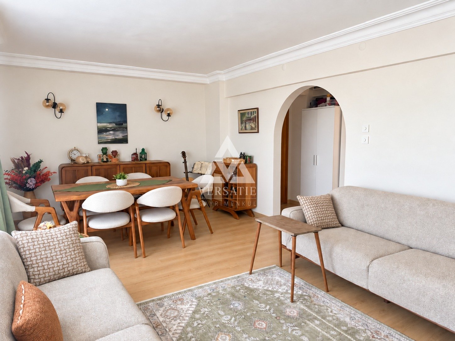 Akatlar’ın merkezinde, Bahar Sitesi’nde yer alan, 3+1’den 2+1’e dönüştürülmüş, net 90 m² satılık daire.