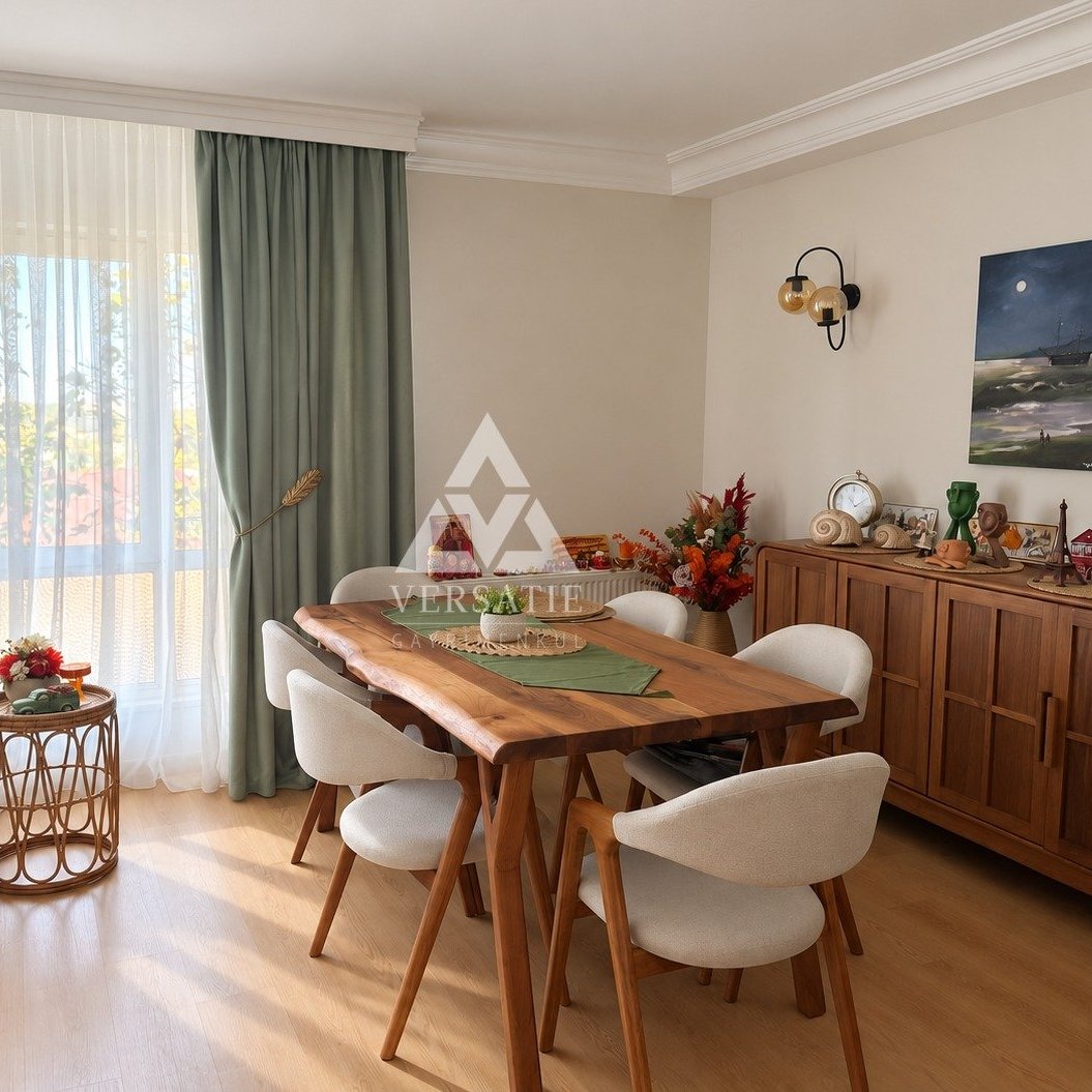Akatlar’ın merkezinde, Bahar Sitesi’nde yer alan, 3+1’den 2+1’e dönüştürülmüş, net 90 m² satılık daire.