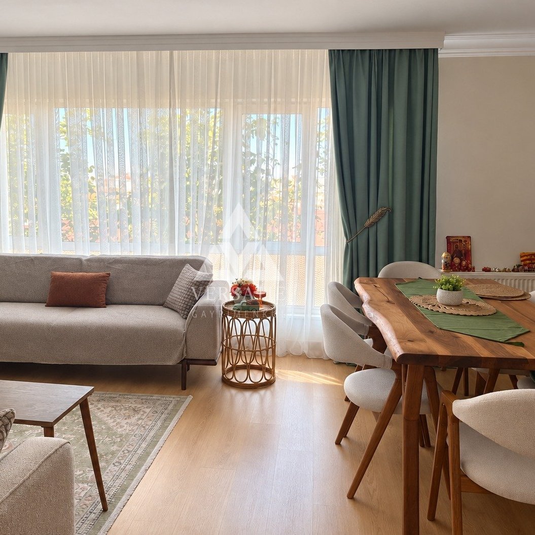 Akatlar’ın merkezinde, Bahar Sitesi’nde yer alan, 3+1’den 2+1’e dönüştürülmüş, net 90 m² satılık daire.