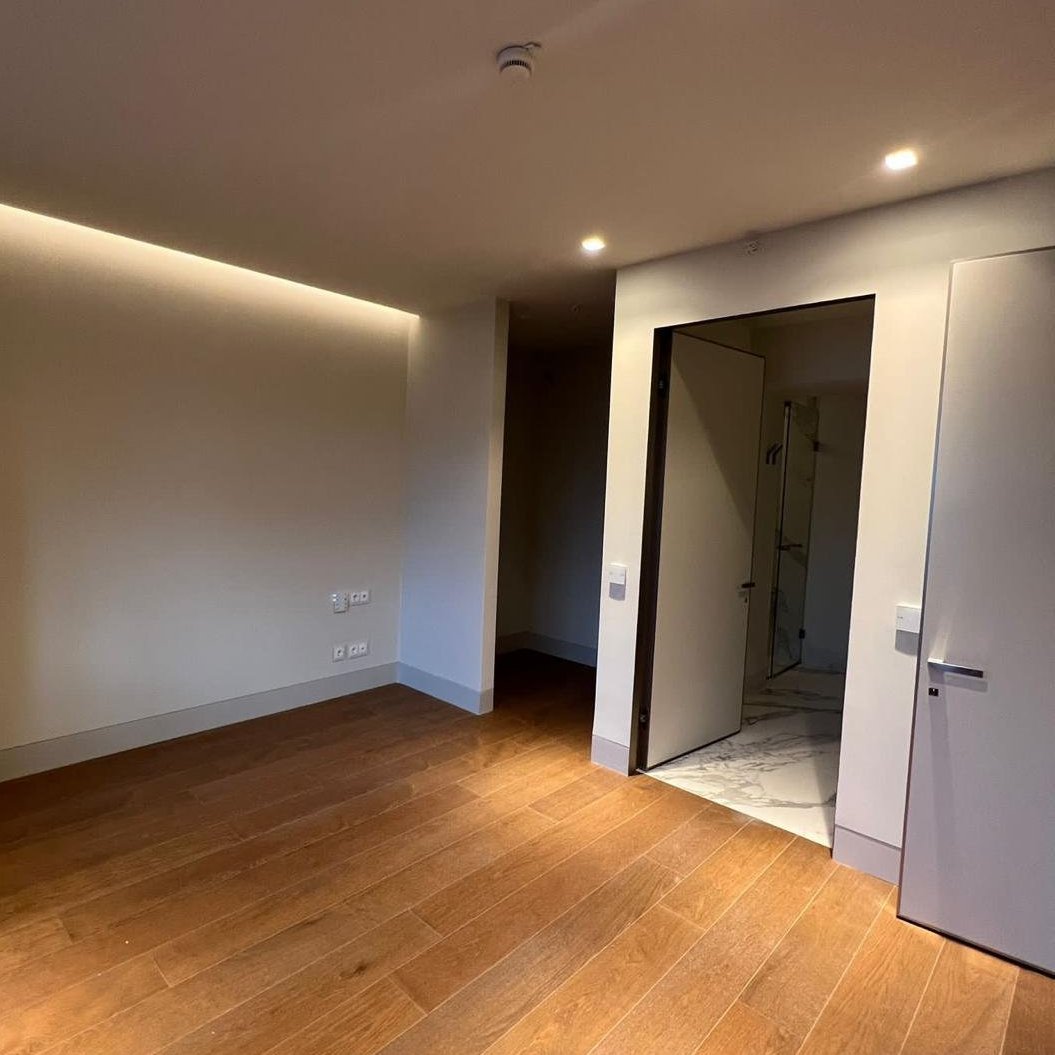 İstanbul'un kalbinde, dünyaca ünlü Ritz Carlton Residence Şişli’de eşsiz bir yaşam fırsatı! Oturmaya hazır bu satılık lüks daire, konfor ve zarafeti bir araya getiriyor