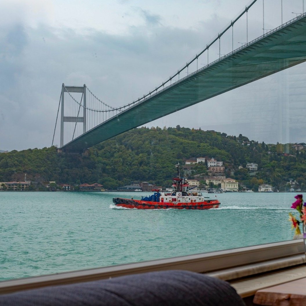 İstanbul Boğazı’nın en seçkin noktalarından Rumeli Hisarı’nda, tablo gibi bir İstanbul manzarasına sahip,  rıhtımlı satılık yalı dairesi.