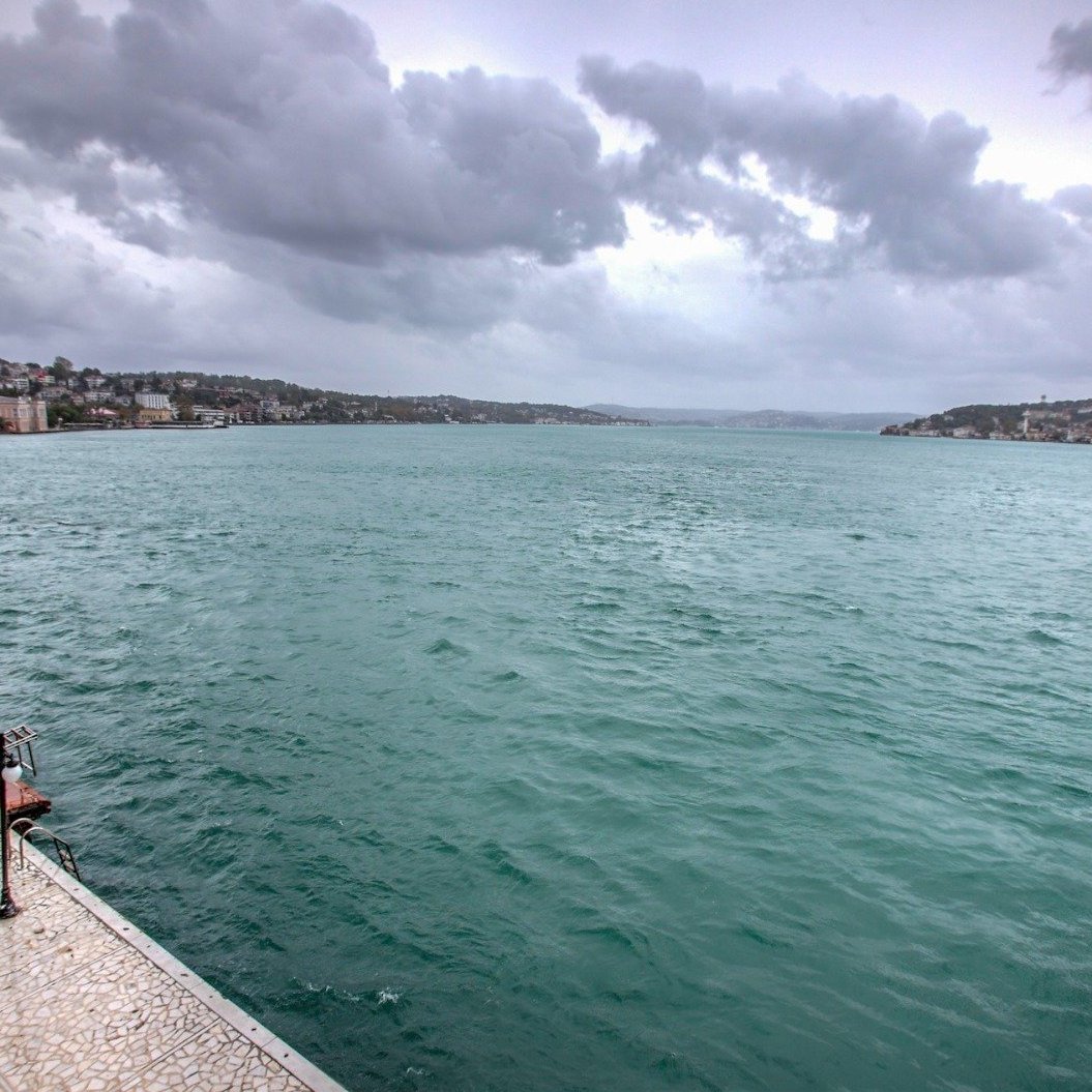 İstanbul Boğazı’nın en seçkin noktalarından Rumeli Hisarı’nda, tablo gibi bir İstanbul manzarasına sahip,  rıhtımlı satılık yalı dairesi.