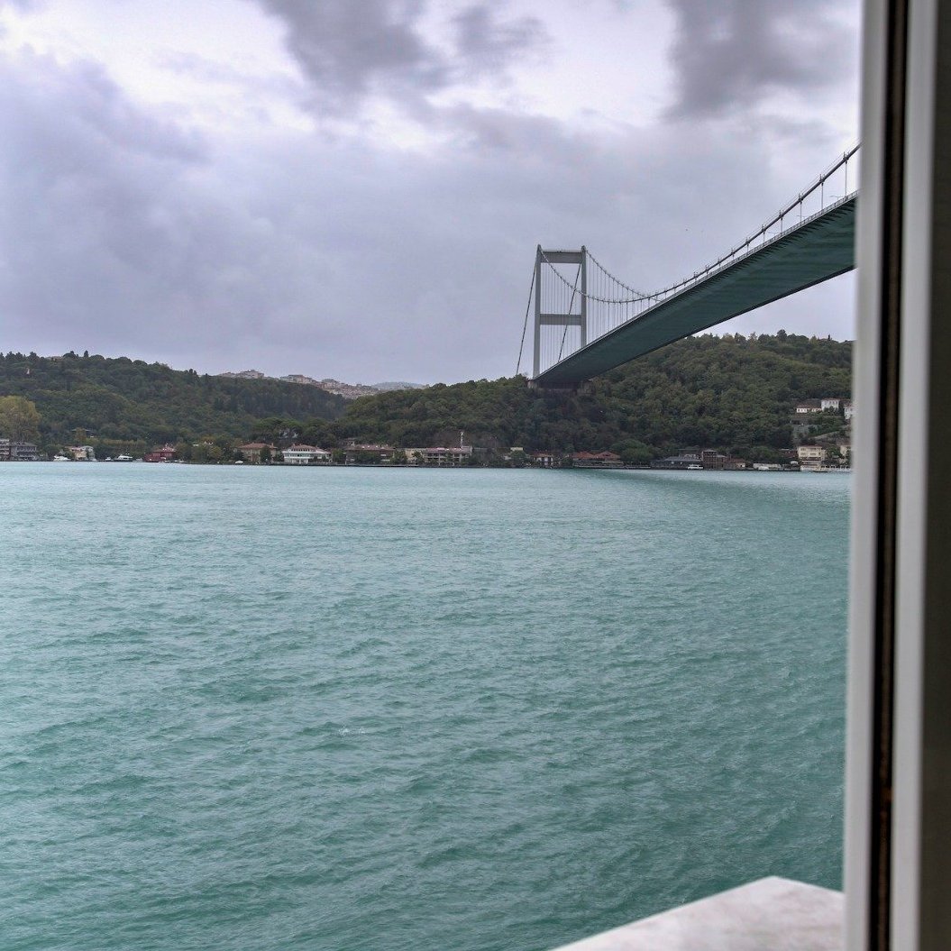 İstanbul Boğazı’nın en seçkin noktalarından Rumeli Hisarı’nda, tablo gibi bir İstanbul manzarasına sahip,  rıhtımlı satılık yalı dairesi.