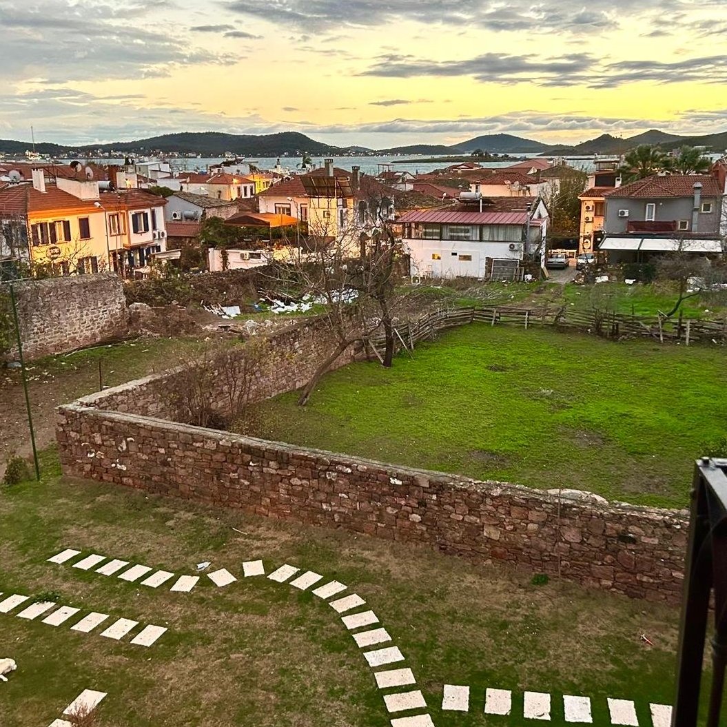 Cunda Adası'nın büyüleyici atmosferinde, 1870 yılında yapılmış ve orijinal hali tümüyle korunmuş, 154 yıllık, üç katlı muhteşem satılık taş ev.