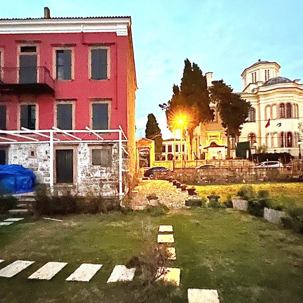Cunda Adası'nın büyüleyici atmosferinde, 1870 yılında yapılmış ve orijinal hali tümüyle korunmuş, 154 yıllık, üç katlı muhteşem satılık taş ev.