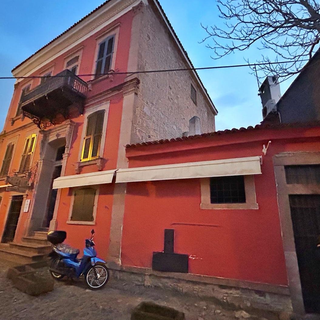 Cunda Adası'nın büyüleyici atmosferinde, 1870 yılında yapılmış ve orijinal hali tümüyle korunmuş, 154 yıllık, üç katlı muhteşem satılık taş ev.