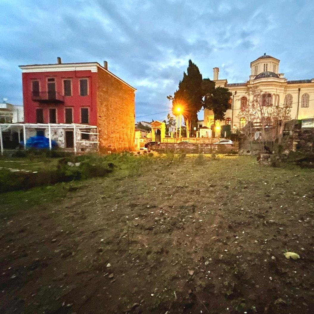 Cunda Adası'nın büyüleyici atmosferinde, 1870 yılında yapılmış ve orijinal hali tümüyle korunmuş, 154 yıllık, üç katlı muhteşem satılık taş ev.