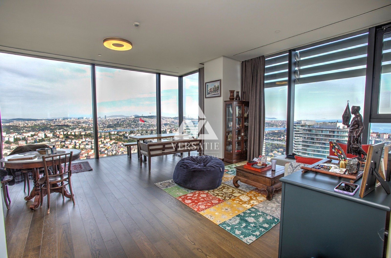 İstanbul’un en prestijli adreslerinden Çiftçi Towers’ta, yüksek katta konumlanan bu 3+1 daire; panoramik Boğaz manzarası  ve ferah planıyla üst düzey bir yaşam sunuyor.