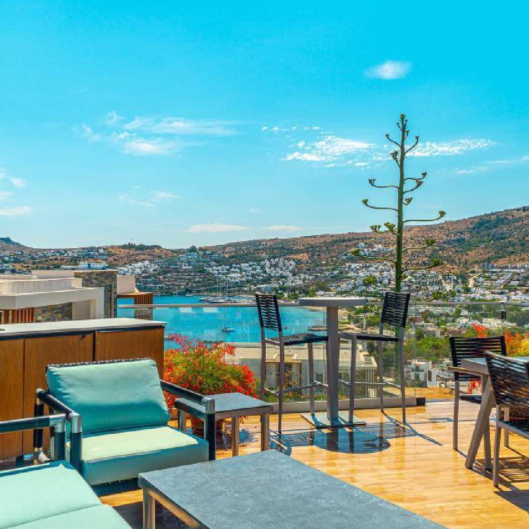 Bodrum’un en gözde semtlerinden Gündoğan’da; site içerisinde, Gündoğan Koyu’nun nefes kesici manzarasına sahip, estetik ve konfor ile bütünleşmiş, eşsiz güzellikte villa