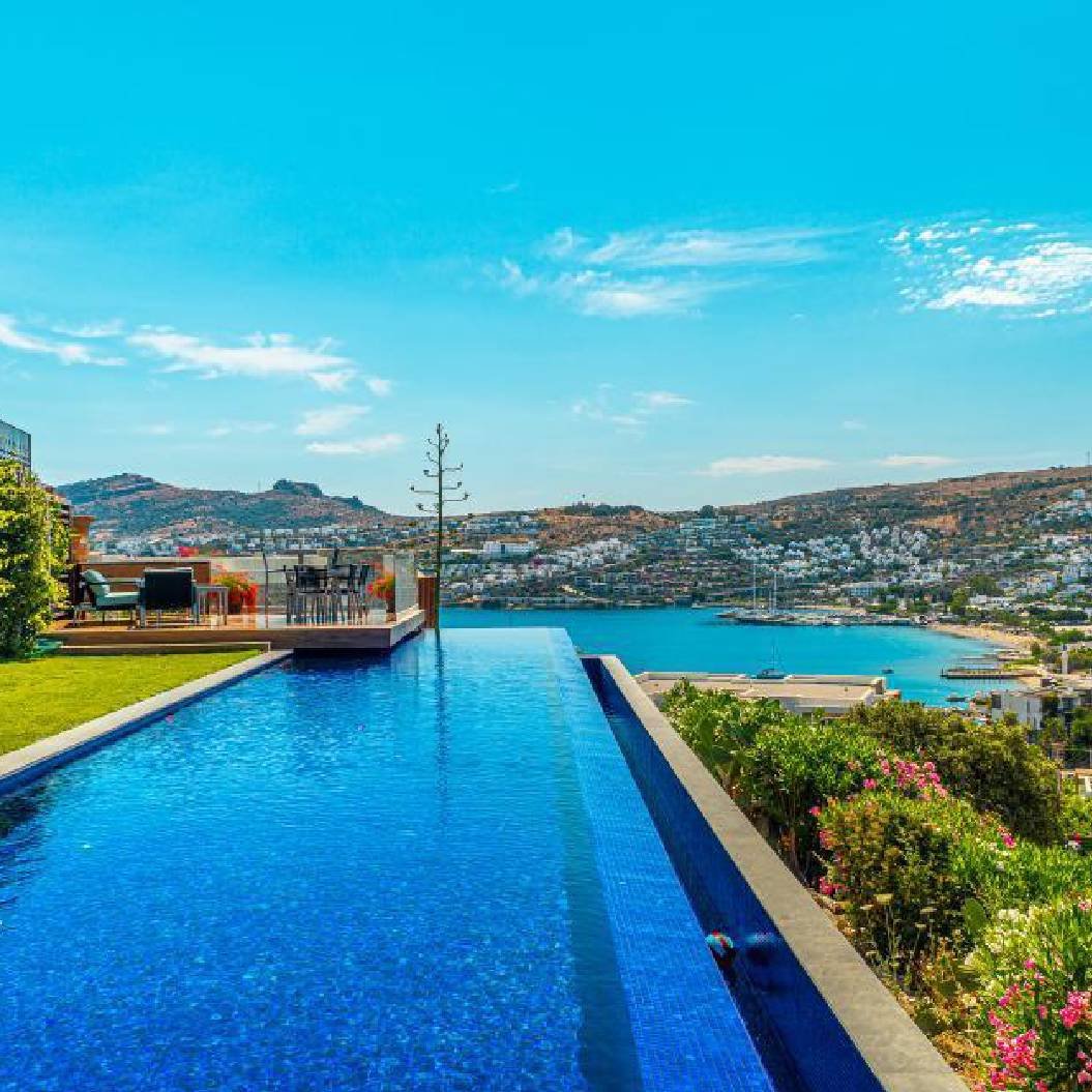 Bodrum’un en gözde semtlerinden Gündoğan’da; site içerisinde, Gündoğan Koyu’nun nefes kesici manzarasına sahip, estetik ve konfor ile bütünleşmiş, eşsiz güzellikte villa