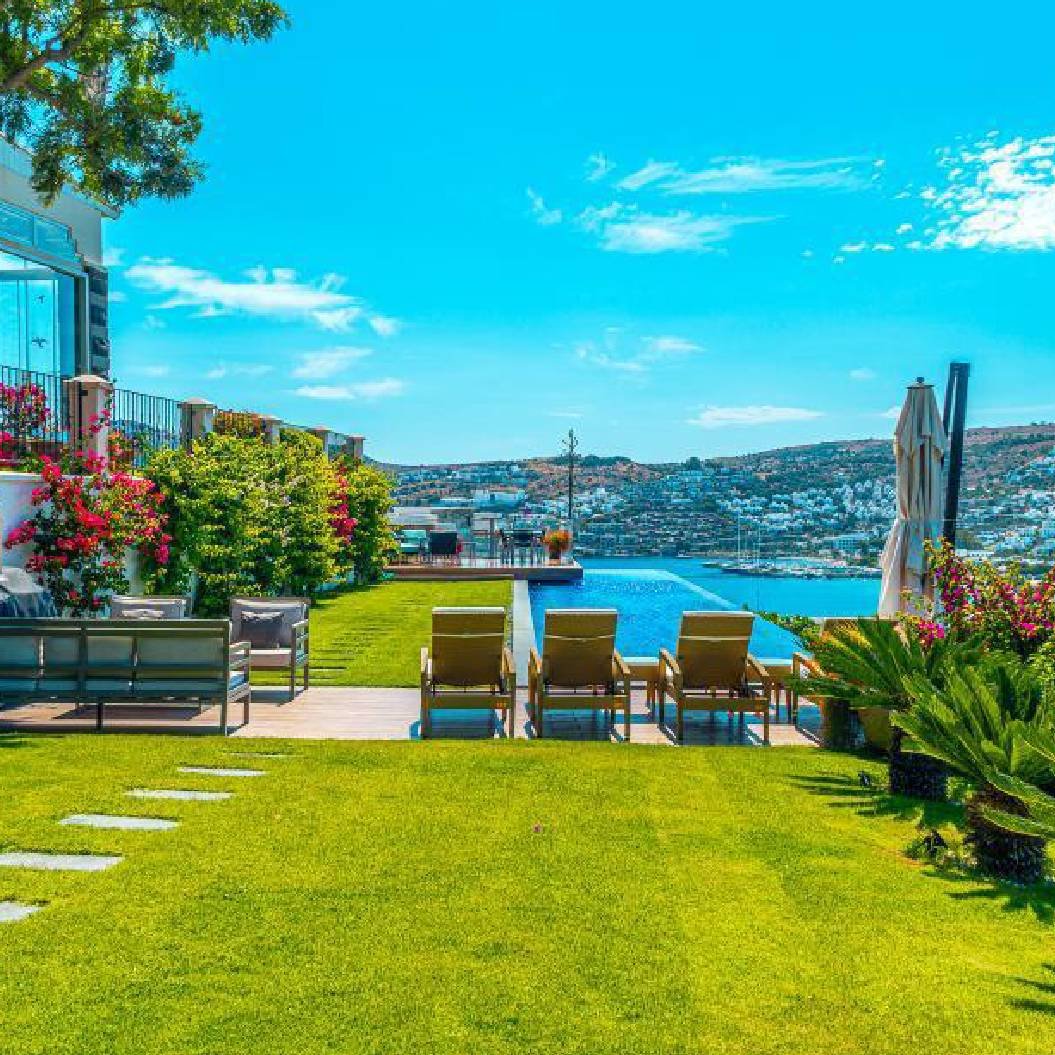 Bodrum’un en gözde semtlerinden Gündoğan’da; site içerisinde, Gündoğan Koyu’nun nefes kesici manzarasına sahip, estetik ve konfor ile bütünleşmiş, eşsiz güzellikte villa