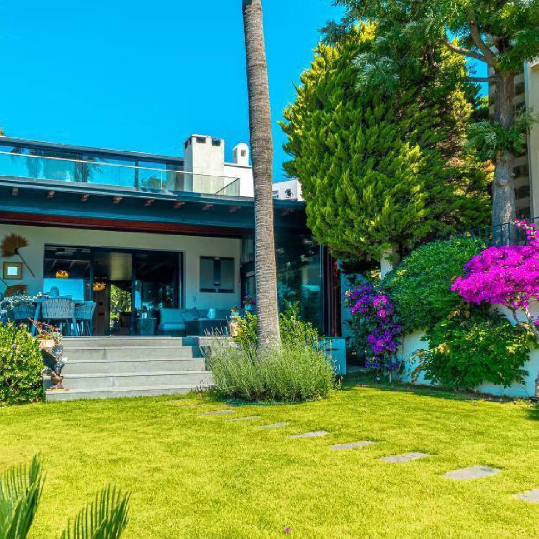 Bodrum’un en gözde semtlerinden Gündoğan’da; site içerisinde, Gündoğan Koyu’nun nefes kesici manzarasına sahip, estetik ve konfor ile bütünleşmiş, eşsiz güzellikte villa