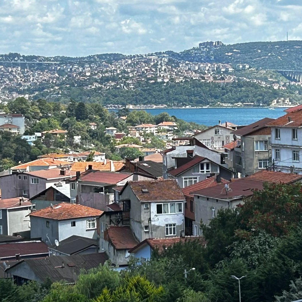 Seba Vista’nın ayrıcalıklı yaşamında yer alan bu özel 4+1 çatı dubleksi, geniş ve ferah yaşam alanları, bol doğal ışık alan mimarisi ve etkileyici manzarasıyla öne çıkıyor.
