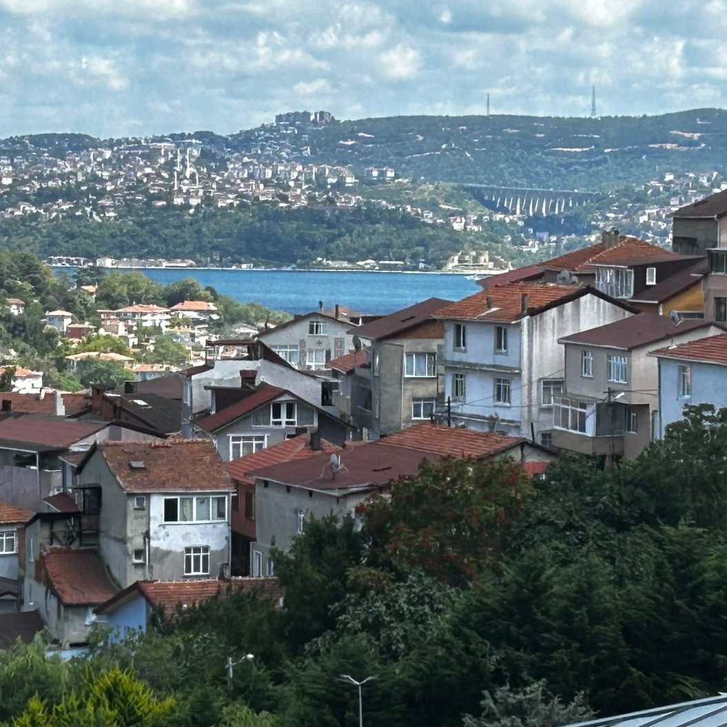 Seba Vista’nın ayrıcalıklı yaşamında yer alan bu özel 4+1 çatı dubleksi, geniş ve ferah yaşam alanları, bol doğal ışık alan mimarisi ve etkileyici manzarasıyla öne çıkıyor.