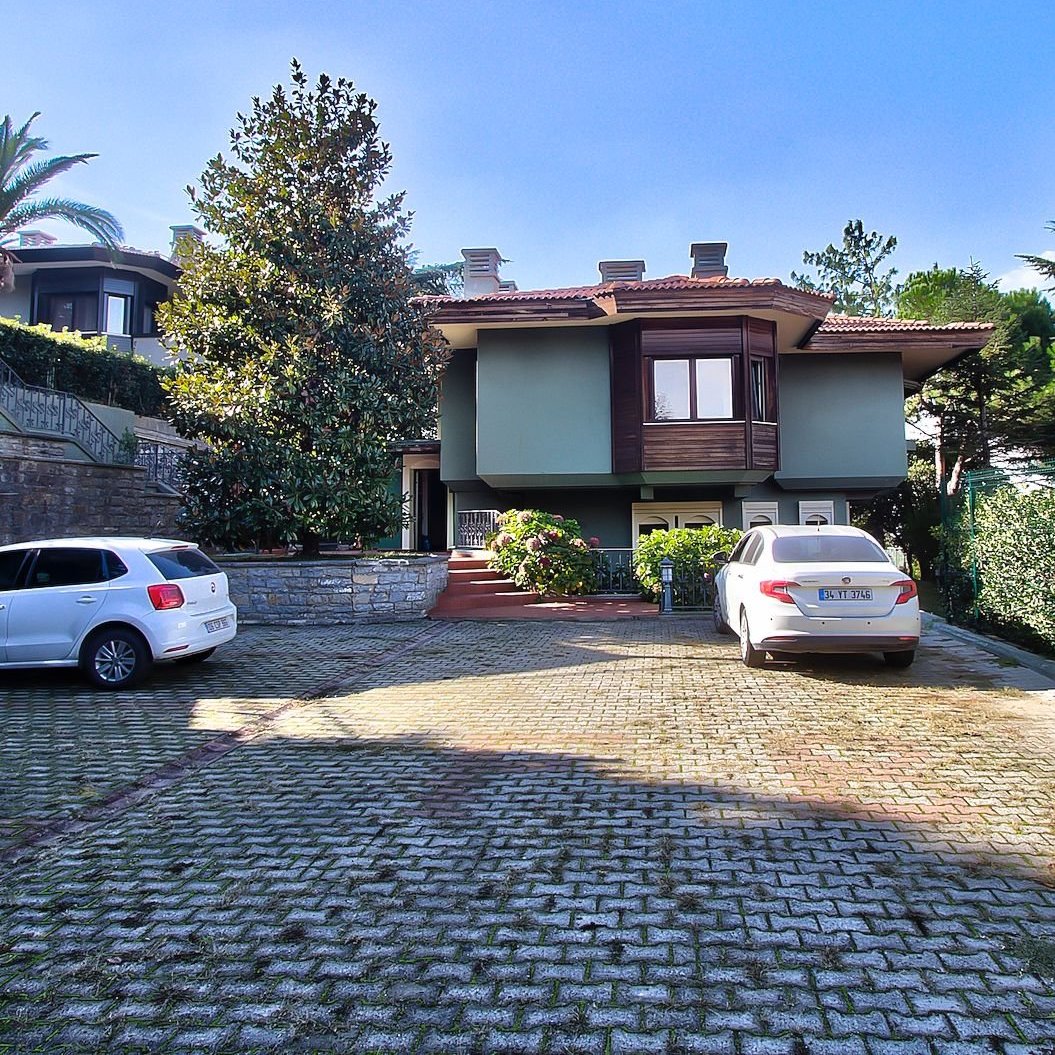 Kandilli Vaniköy’de, göz alıcı Boğaz manzarasına sahip, 3 katlı, geniş bahçeli, hiç oturulmamış, muhteşem, satılık villa.