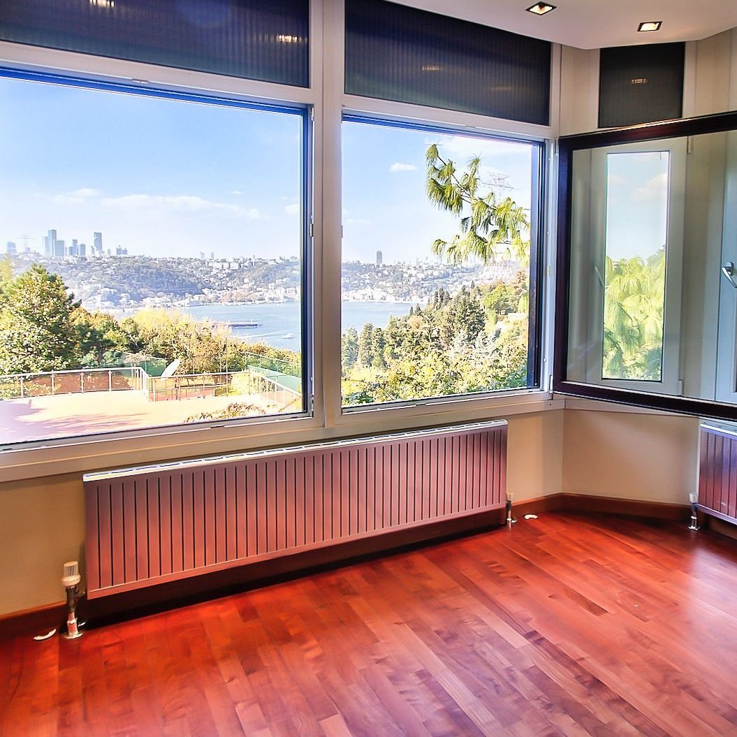 Kandilli Vaniköy’de, göz alıcı Boğaz manzarasına sahip, 3 katlı, geniş bahçeli, hiç oturulmamış, muhteşem, satılık villa.
