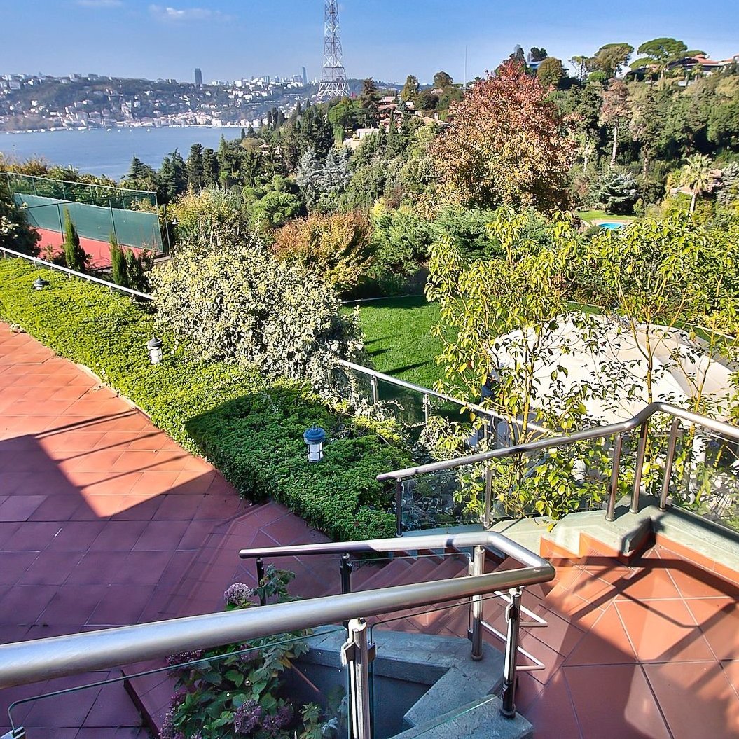 Kandilli Vaniköy’de, göz alıcı Boğaz manzarasına sahip, 3 katlı, geniş bahçeli, hiç oturulmamış, muhteşem, satılık villa.