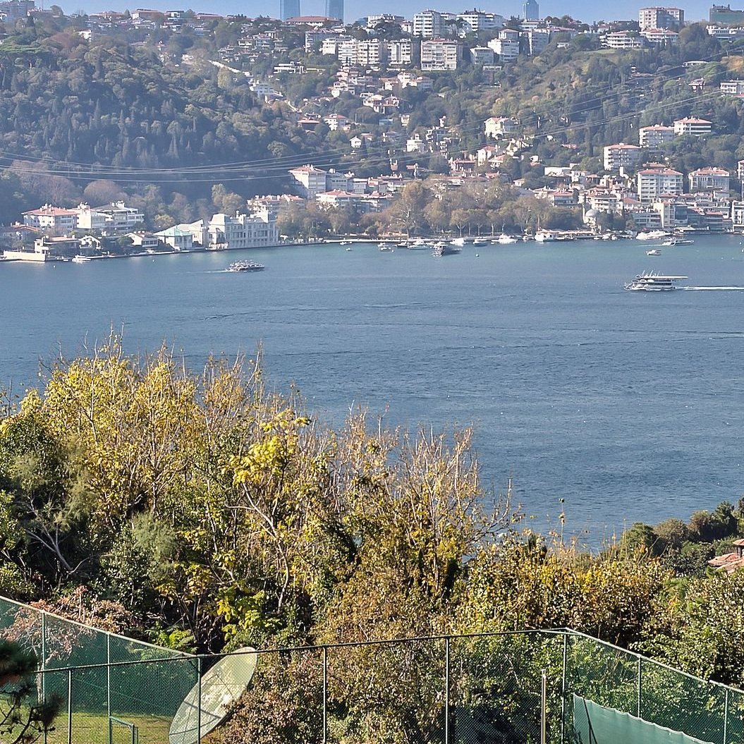 Kandilli Vaniköy’de, göz alıcı Boğaz manzarasına sahip, 3 katlı, geniş bahçeli, hiç oturulmamış, muhteşem, satılık villa.