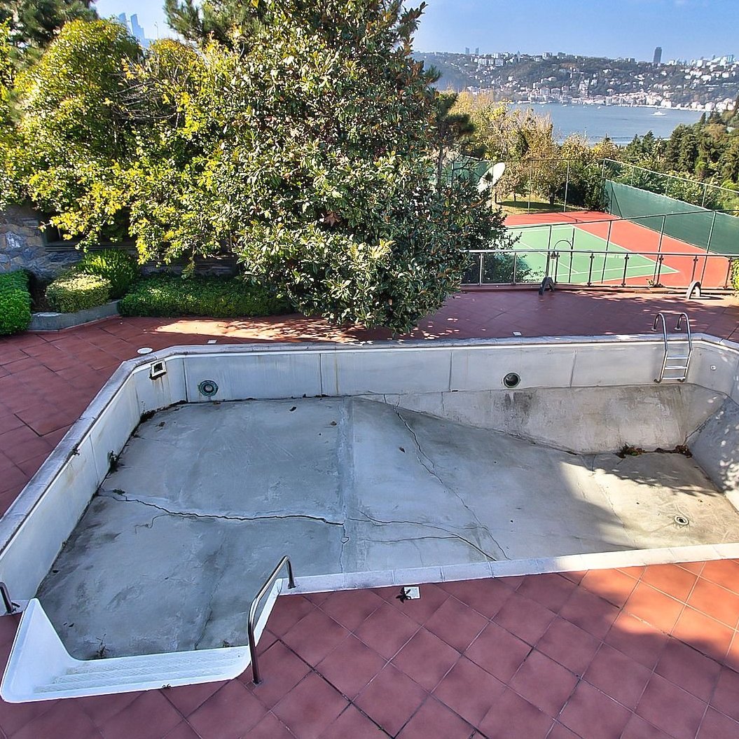 Kandilli Vaniköy’de, göz alıcı Boğaz manzarasına sahip, 3 katlı, geniş bahçeli, hiç oturulmamış, muhteşem, satılık villa.