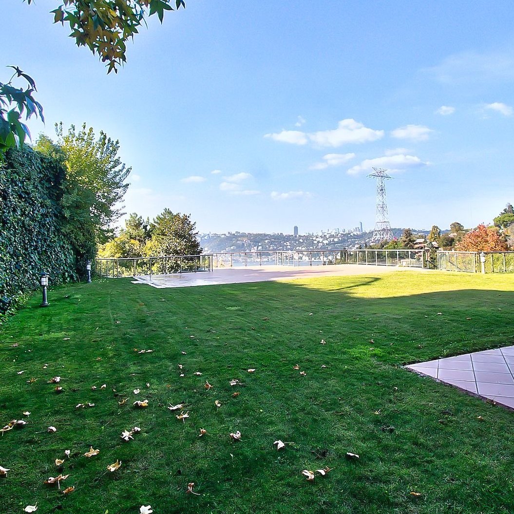 Kandilli Vaniköy’de, göz alıcı Boğaz manzarasına sahip, 3 katlı, geniş bahçeli, hiç oturulmamış, muhteşem, satılık villa.