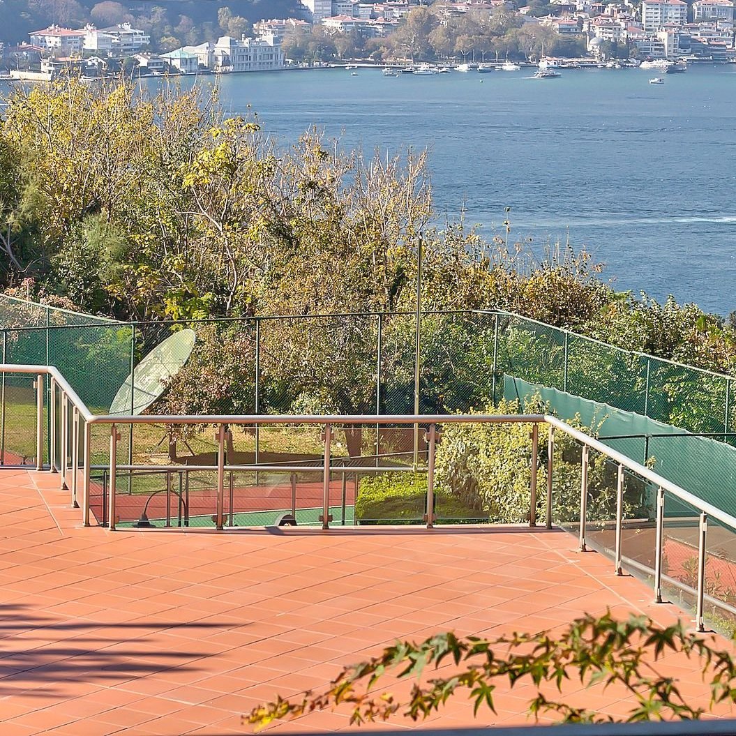 Kandilli Vaniköy’de, göz alıcı Boğaz manzarasına sahip, 3 katlı, geniş bahçeli, hiç oturulmamış, muhteşem, satılık villa.