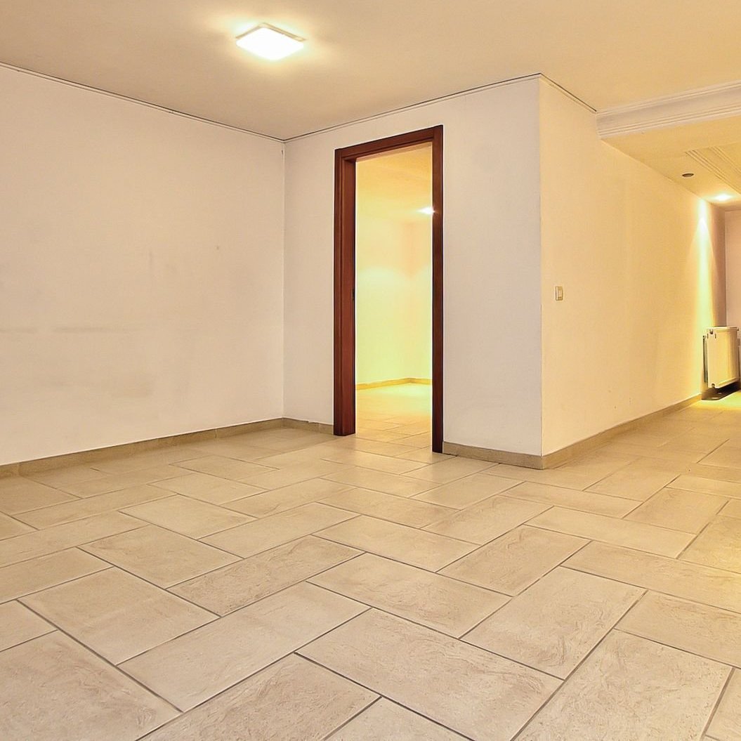 Kandilli Vaniköy’de, göz alıcı Boğaz manzarasına sahip, 3 katlı, geniş bahçeli, hiç oturulmamış, muhteşem, satılık villa.