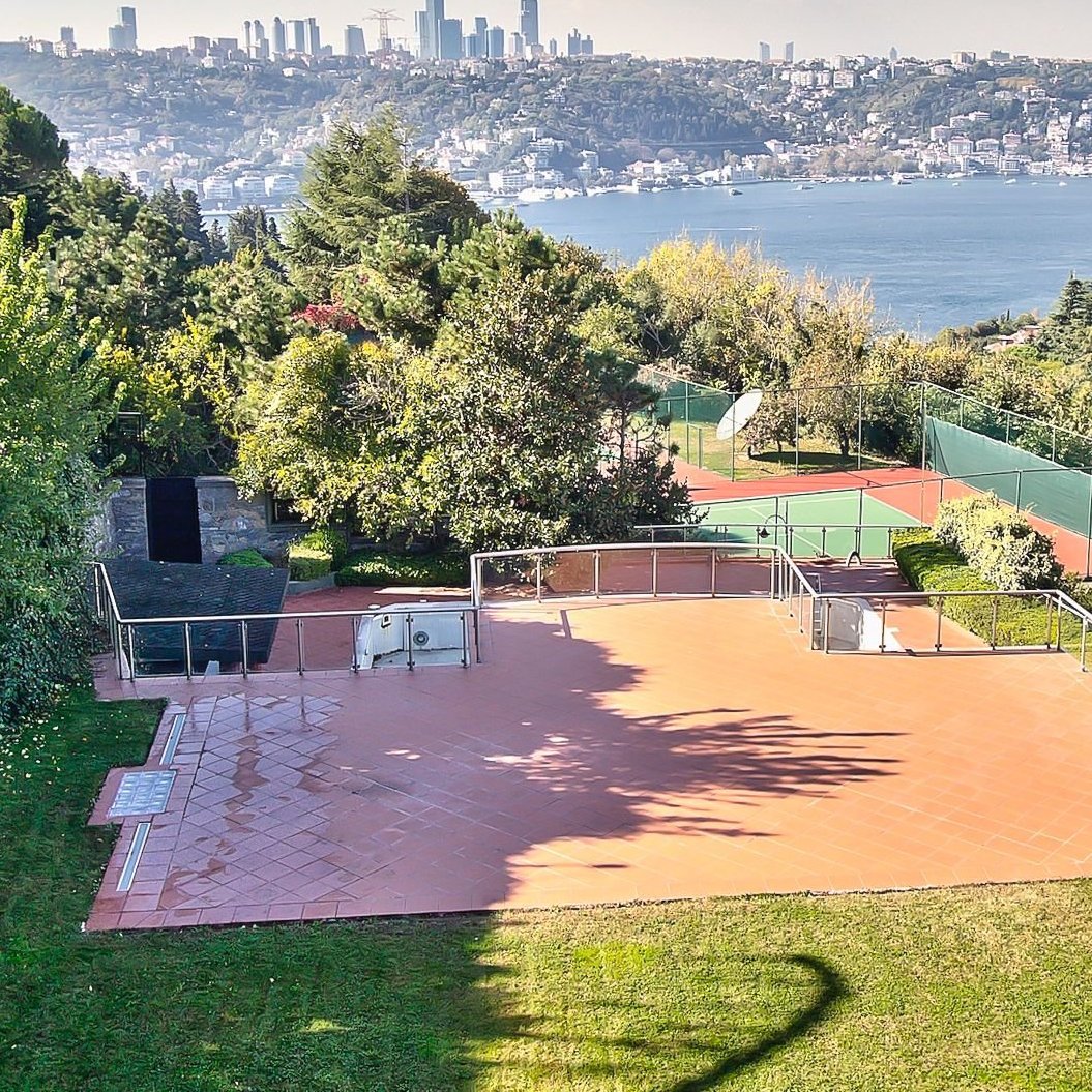 Kandilli Vaniköy’de, göz alıcı Boğaz manzarasına sahip, 3 katlı, geniş bahçeli, hiç oturulmamış, muhteşem, satılık villa.