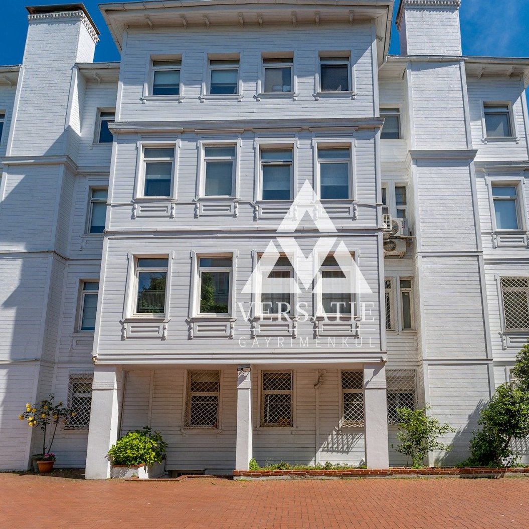 İstanbul Boğazı’nın en özel noktalarından Yeniköy’de, eşsiz manzaraya sahip seçkin bir yalı dairesini kiralık olarak sunuyoruz.