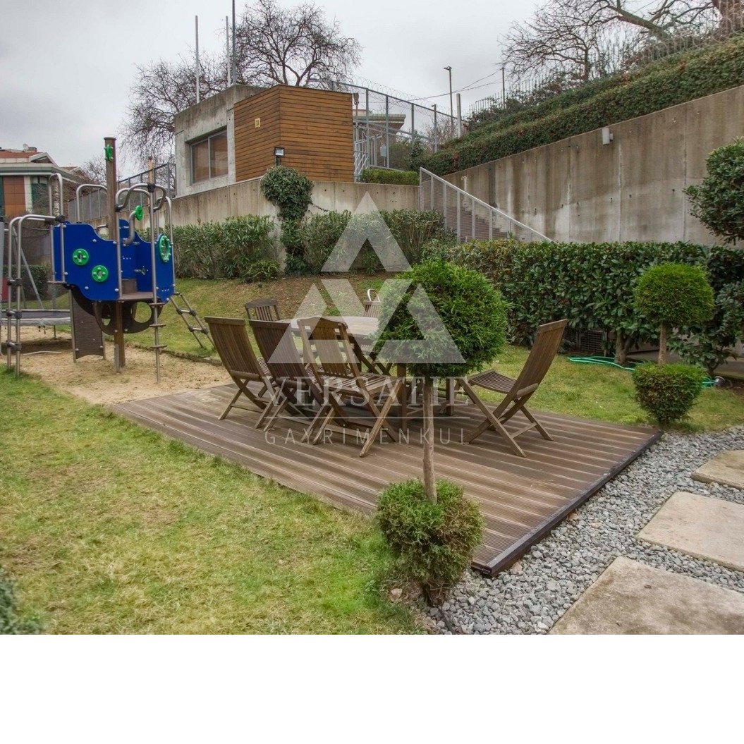 İstanbul’un en prestijli lokasyonlarından Ulus’ta, dünyaca ünlü mimar Emre Arolat imzası taşıyan Maksimum Evler Sitesi’nde, satılık 3+1 daire.