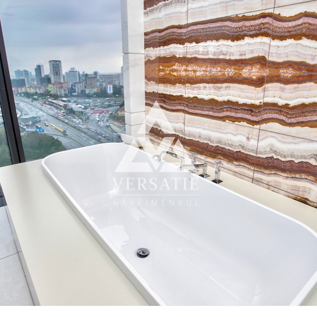 İstanbul’un en seçkin yapılarından biri olan Çiftçi Towers’ta, hem konforu hem de şıklığı bir arada sunan, iki dairenin birleşiminden oluşan muhteşem bir manzaraya sahip kiralık lüks daire.