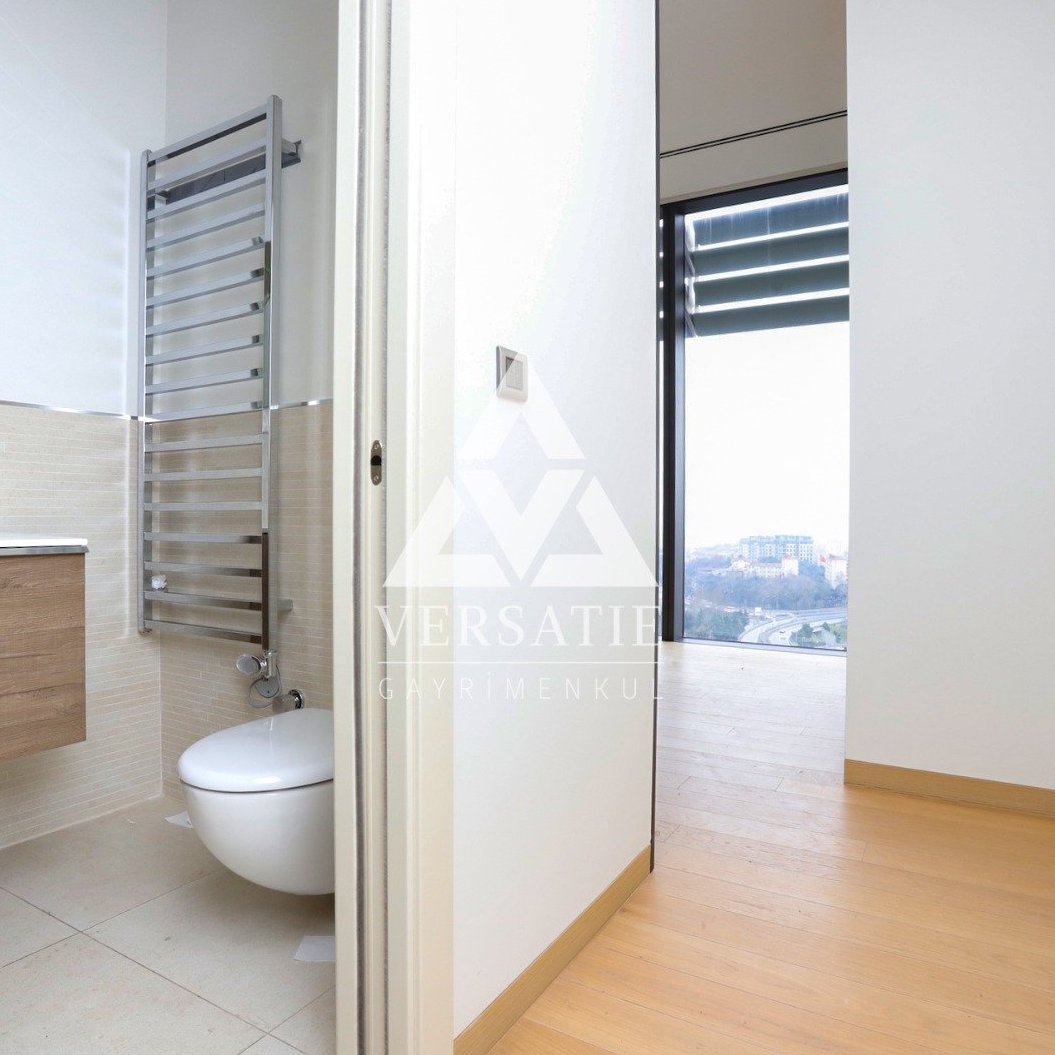 İstanbul’un en seçkin yapılarından biri olan Çiftçi Towers’ta, hem konforu hem de şıklığı bir arada sunan, iki dairenin birleşiminden oluşan muhteşem bir manzaraya sahip kiralık lüks daire.