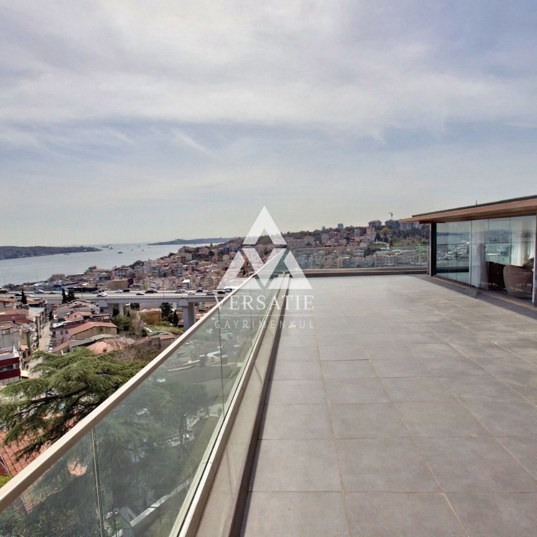 Ulus Portakal Yokuşu’nda konumlanan çatı dubleksi, 450 m² net kullanım alanıyla Boğaz ve tarihi yarımada manzarasına sahiptir.