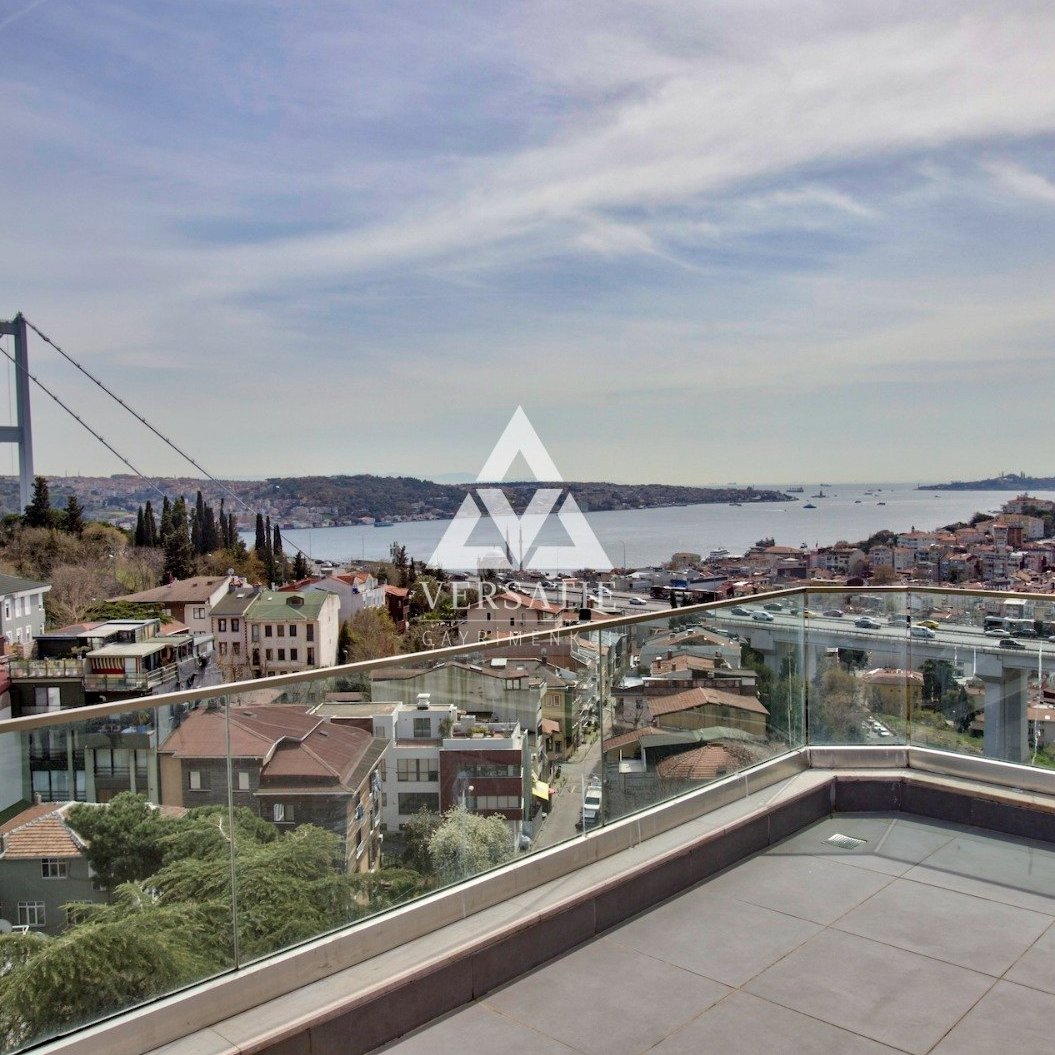 Ulus Portakal Yokuşu’nda konumlanan çatı dubleksi, 450 m² net kullanım alanıyla Boğaz ve tarihi yarımada manzarasına sahiptir.