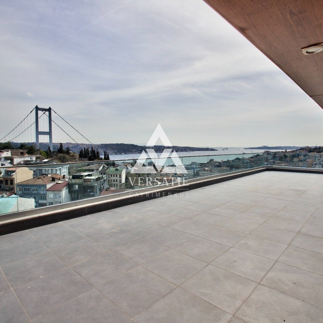 Ulus Portakal Yokuşu’nda konumlanan çatı dubleksi, 450 m² net kullanım alanıyla Boğaz ve tarihi yarımada manzarasına sahiptir.