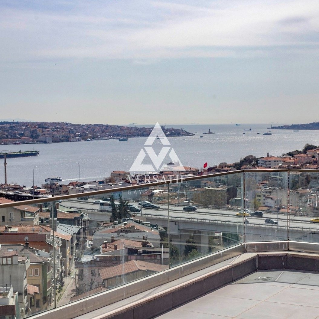 Ulus Portakal Yokuşu’nda konumlanan çatı dubleksi, 450 m² net kullanım alanıyla Boğaz ve tarihi yarımada manzarasına sahiptir.